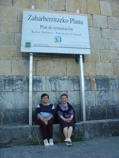 Udara eta eguraldi onarekin,bi aizarnar patxaran eliza hormak duen exerlekuan.