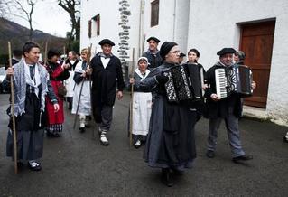 Honelako irudi asko ikusten dira oraindik Santa Agueda bezperan.  