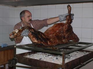 Txahal gaztea egoki erreta Santa Luzi eguna ospatzeko,lantegi hauetan oso aditua da Aramburu gaztea.