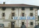 Kartel bat gehiago Erretore etxean.