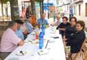 (Aizarnako jubilatuak hamaiketakoa egiten herriko plazan)