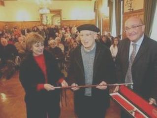 Eusko Jaurlaritzak omendu berria du Mikel Atxaga. euskeraren alde egindako bide luzearen aitorpena dela esan dute, Aizarnan asko ezagutzen dugu, apaiz egin zituen amaika urte eta bere emaztea ere Aizarnarra da.