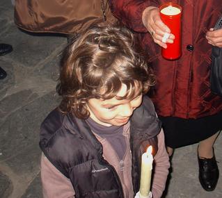 Su berriarekin kandela pixtu eta irriparrez badoa amarena