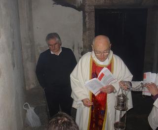Aizarnako Erretorea sua bedeinkatzen, ondoren etxez etxe banatzen da herrian.