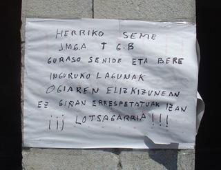 Elizako atarian eta  horma batean zegoen idatzi hau. Beraienganako errespetu falta izan dela  adierazten du idatzi honek.Protesta egin zutenei zuzenduta dagoela ematen du.