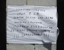 Elizako atarian eta  horma batean zegoen idatzi hau. Beraienganako errespetu falta izan dela  adierazten du idatzi honek.Protesta egin zutenei zuzenduta dagoela ematen du.