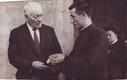   Tomas Lizaso Aizarnako eliz zaina izan zen urte askotan  eta  50 urte lan honetan konplitu ondoren omenaldi bat egin zioten herritarrak. Omenaldi hau 1935.urtean egin zioten eta argazkian apaiza ikusten da erloju dotore bat  Tamas Lizasori erregalatzen. "Argazkia familia Navasek bidalitakoa da."
