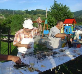 Parrillada ederrarekin gozatu zuen jendeak, Aranburu atarian