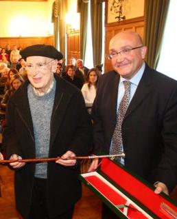 Mikel Atxagaren heriotza, asko aipatu da egunkarietan euskeraren alde egindako lanengaitik. Aizarnan apaiz egondu zen urte batzuetan,habituak utzi eta Aizarnar batekin ezkondu ondoren kazetaritza  mundura sartu zen.