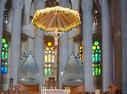 Sagrada Familia izenarekin ezagutzen dugun katedrala Bartzelonan dago kokatua, benetan eraikuntza ikusgarria eta modernoa dela ezin ukatu. Gaudi arkitektoa naturarekin oinarritu zen eraikuntza hau egiterakoan, zutabeak, arbolen itxura dute eta sabaiak hostoena eta abar. Iri honetara bidaia  egin berria dut eta  hau ikusi gabe zaila da itzultzea hemendik eta argazki batzuk atera gabe gutxiago, nire kasuan behintzat.  Aldareari begira atera nuen argazki hau begira zer itxura duen. ( 1 )