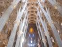Sagrada Familia izenarekin ezagutzen dugun katedrala Bartzelonan dago kokatua, benetan eraikuntza ikusgarria eta modernoa dela ezin ukatu. Gaudi arkitektoa naturarekin oinarritu zen eraikuntza hau egiterakoan, zutabeak, arbolen itxura dute eta sabaiak hostoena eta abar. Iri honetara bidaia  egin berria dut eta  hau ikusi gabe zaila da itzultzea hemendik eta argazki batzuk atera gabe gutxiago, nire kasuan behintzat.  Sabaiari begira ateratako argazkia da hau. begira zer itxura duen honek ere. ( 2 )