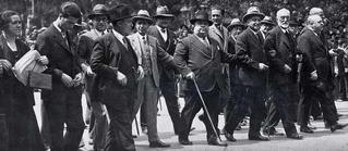 Maiatzaren 1-ean langilearen eguna ospatzen dugu.Argazki hau Errepublika garaikoa da. Indalecio Prieto, Miguel de Unamuno eta abar manifestatzen Madrilen.