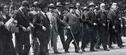 Maiatzaren 1-ean langilearen eguna ospatzen dugu.Argazki hau Errepublika garaikoa da. Indalecio Prieto, Miguel de Unamuno eta abar manifestatzen Madrilen.