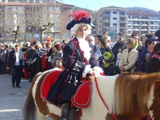 Aizarnar baten irudia,Azpeitiko txikien tamborradan