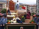 San Sebastian eguna ez daukate ahaztuta Azpeitian.Haurrak eskolako probak hasten direnetik  gozatzen.dute. Helduak berriz trajea armairutik ateratzean.Desfile dotoreak antolatzen dituzte karroza eta guzti,  ikusleak berriz  asko gozatzen du hauei begira.( 2 ) Karroza honek, aizkora eta musika irudikatzen ditu. 