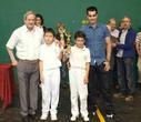 Cesar Valverderen oroipenez Ilunpe pilota Elkarteak antolatzen duen txapelketako finalak, Santio egunez ospatu dira Azpeitian.  Binakako final batean Egiguren eta Salegi elkarren aurka  ikusteko aukera izan nuen. Adin txikia dute biak ere,  baina horrela jarraitzen badute zerbait egitera iritsiko dira.Batek aita eta besteak ama Aizarnakoak izanik ezin utzi momentu polit honen irudirik jaso gabe.  Ezkerrean Salegi, gustura ikusten da hau ere koparekin. Ez da gutxiotarako.