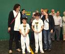  Cesar Valverderen oroipenez Ilunpe pilota Elkarteak antolatzen duen txapelketako finalak, Santio egunez ospatu dira Azpeitian.  Binakako final batean Egiguren eta Salegi elkarren aurka  ikusteko aukera izan nuen. Adin txikia dute biak ere,  baina horrela jarraitzen badute zerbait egitera iritsiko dira.Batek aita eta besteak ama Aizarnakoak izanik ezin utzi momentu polit honen irudirik jaso gabe. Ezkerrean Egiguren, gustura ikusten da kopa eta txapela eskuratu ondoren.